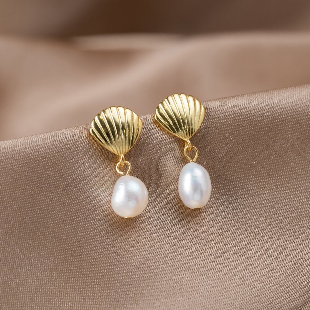 Zoetwaterparel & Gouden Schelp Oorbellen